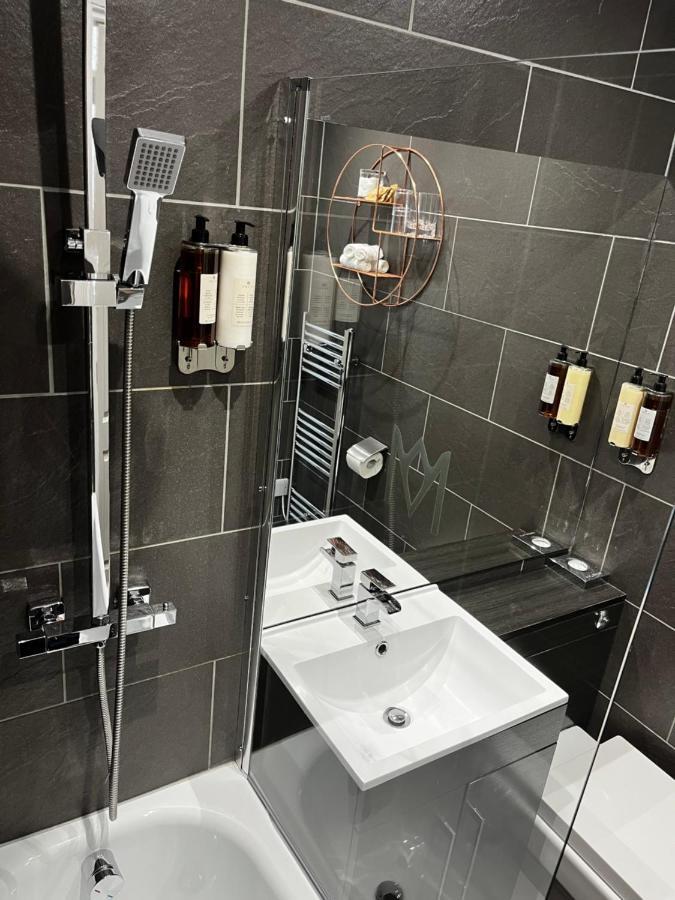 The Mews Boutique Deluxe Apartments, Sleep 2-6 People , Central Location, Free Parking Windermere Luaran gambar